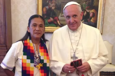 Milagro Sala fue recibida por el papa Francisco y le regaló una bolsa con coca