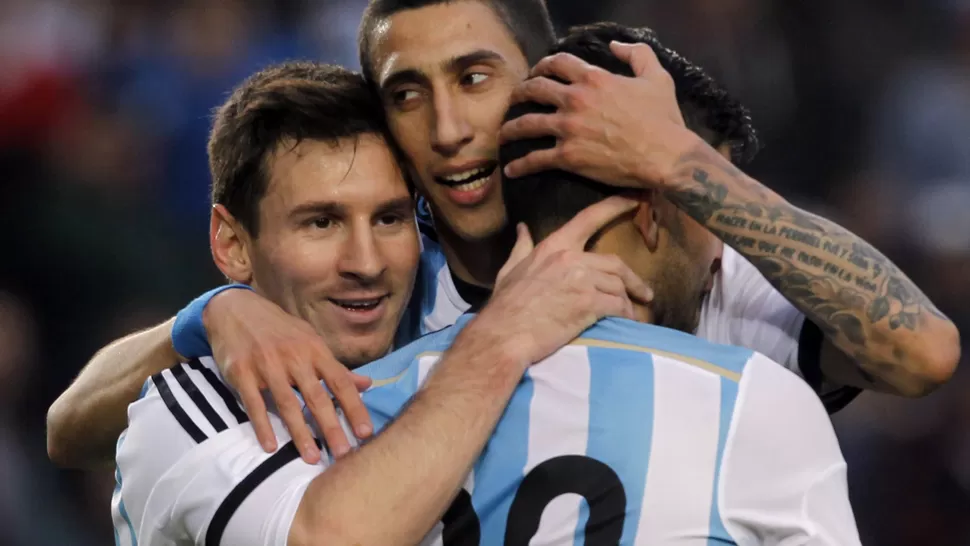 ABRAZO DE GOL. Messi, Agüero y Di María celebran la victoria argentina. REUTERS