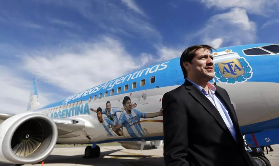 OTRO SOSPECHADO. Recalde, de Aerolíneas, con el avión de la Selección. reuters