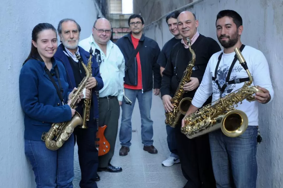 LOS MÚSICOS. Baspineiro, Caponetto, Efron, Villagra, Pérez, Clúa y García, en un alto en el ensayo. la gaceta / foto de inés quinteros orio