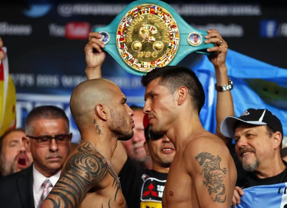 CARA A CARA EN NUEVA YORK. La ya tradicional imagen de la ceremonia del pesaje entregó la mirada desafiante del puertorriqueño Miguel Cotto y una imagen a pura confianza de Sergio Martínez. 