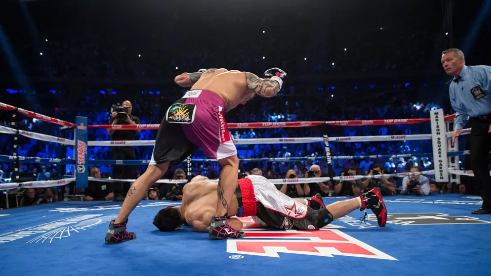 EN LA LONA. Cotto resolvió la pelea en el primer round, derribando tres veces a Martínez. REUTERS