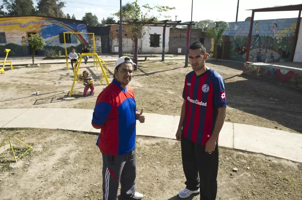 LA PLAZA DE TODOS. David y Leandro pasaron una vida dura; hoy, usan el rap para contarles a otros jóvenes que hay vida más allá de la droga. LA GACETA / FOTO DE JORGE OLMOS SGROSSO