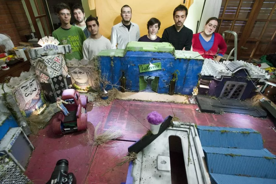 CIUDAD EN MINIATURA. Parte del equipo que trabaja en el corto posa con la maqueta en la que se filma. LA GACETA / FOTOS DE DIEGO ARÁOZ