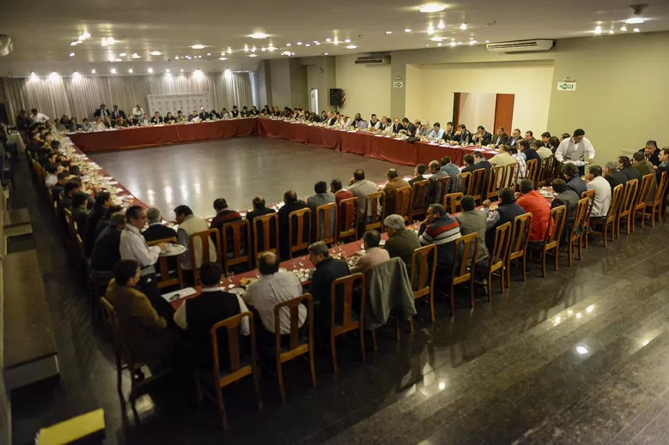 EN EL SALÓN DE UN HOTEL. En mayo, el ministro del Interior, Osvaldo Jaldo, reunió a los comisionados rurales. prensa ministerio del interior