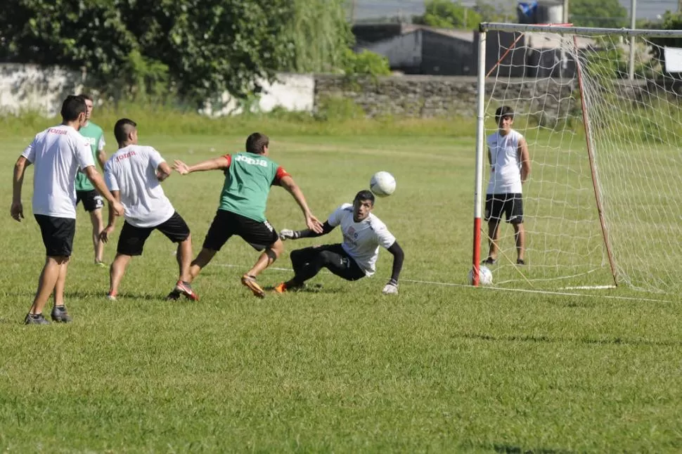 VOLVERÁN AL COMPLEJO. El arquero Carrera, que ya firmó su continuidad, y sus compañeros harán la pretemporada allí. 