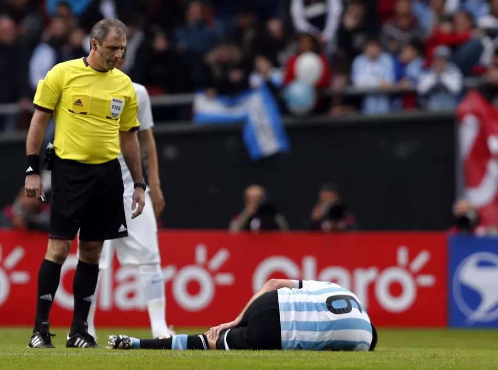 MOMENTO DE INCERTIDUMBRE. Biglia se retuerce de dolor en el campo. El volante dejó en silencio a los simpatizantes. REUTERS