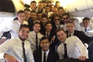 La selección argentina voló hacia Brasil y fue despedida por una multitud