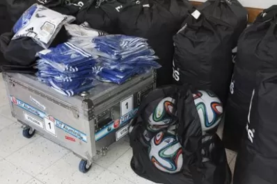 La Selección argentina se llevó una carga de ocho toneladas de ropa, comida y accesorios