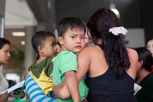 EE.UU. encierra cientos de niños inmigrantes ilegales en una bodega