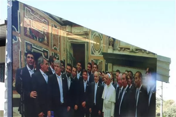 Brasil 2014: Una foto gigante del Papa Francisco acompaña a la Selección