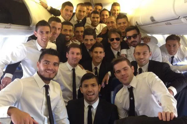 La selección argentina voló hacia Brasil y fue despedida por una multitud