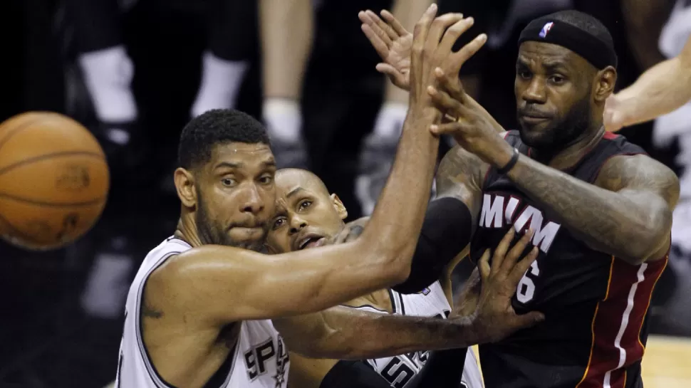 MIAMI TRIUNFAL. San Antonio Spurs no pudo con Miami Heat ni menos con Lebron James en una noche inspirada. REUTERS