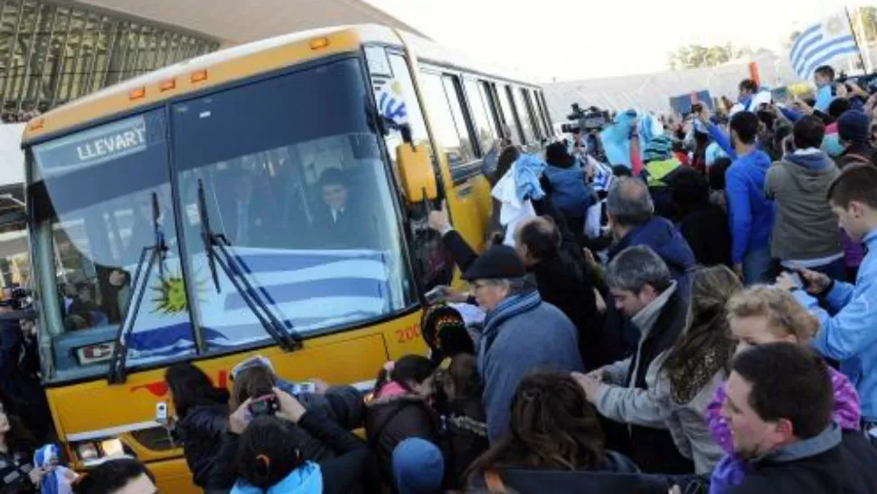 EN OMNIBUS. La delegación procedente de Montevideo abordó un micro oficial en la pista de la estación aerea y partió rumbo a la localidad de Sete Lagoas, 76 kilómetros al norte de Belo Horizonte, donde montará su campamento durante la competencia.
