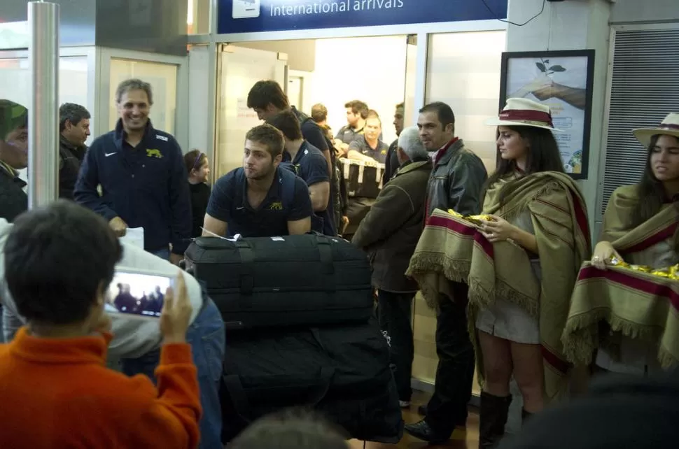 LA FOTO DEL RECUERDO. La pose no interesa, lo importante es tener el cuadro de Santiago Cordero, wing de los Pumas. 