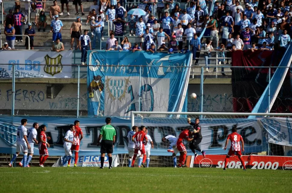 VOLÓ EN TODAS LAS CANCHAS. Diego Pave logra “manotear” la pelota en un centro y despeja una jugada peligrosa. Fue una postal constante del arquero en el torneo. 