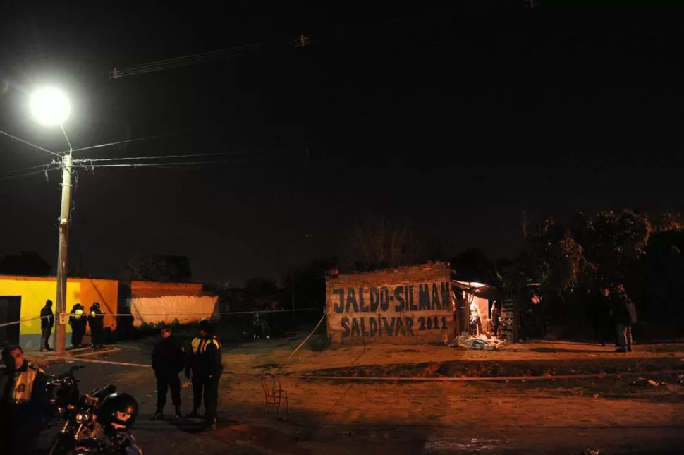CRIMEN. Los vecinos del barrio Jerusalén fueron testigos de una violenta pelea entre dos grupos de jóvenes que derivó en el asesinato de Franco González, que quedó tirado en una vereda.  la gaceta / foto de franco vera