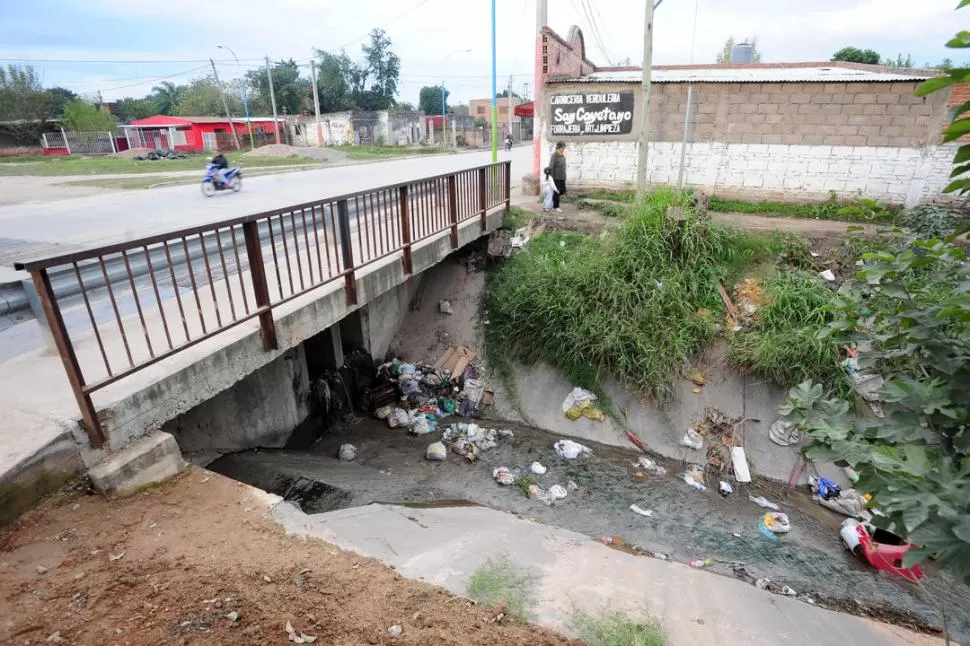 PELIGRO. Los vecinos cuentan que al borde del canal Oeste, en su cruce con la avenida Francisco de Aguirre, se esconden los delincuentes para robar. la gaceta / foto de diego aráoz