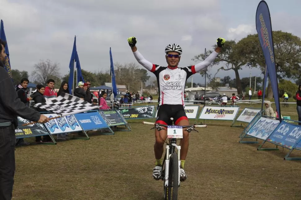 CUMPLIÓ EL OBJETIVO. El concepcionense Darío Gasco celebra el triunfo obtenido en la exigente competencia de La Cocha. 