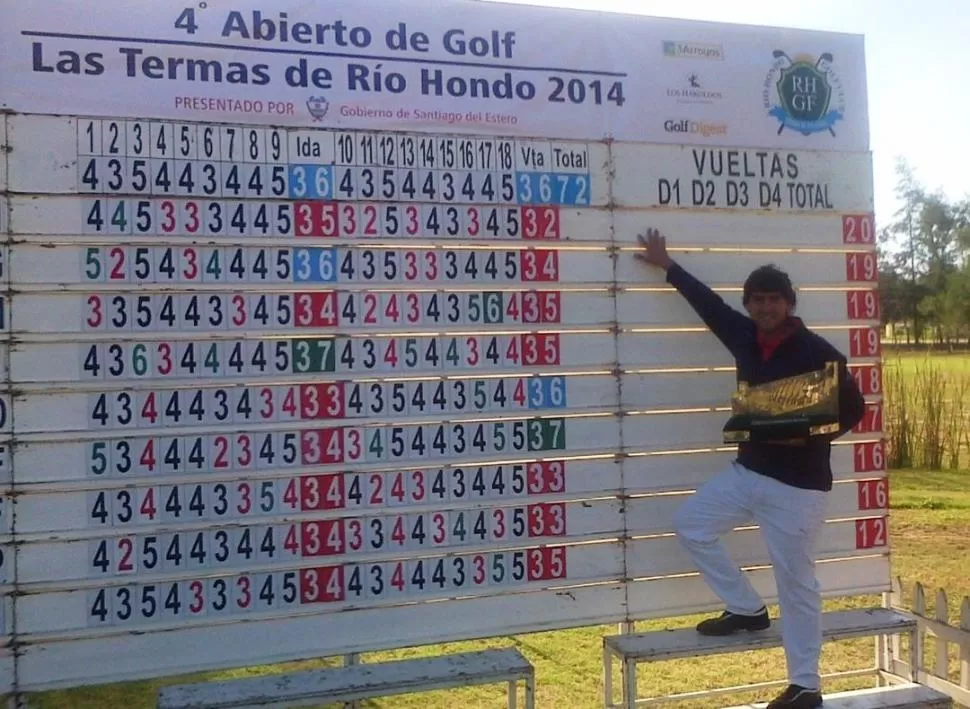 DUEÑO DEL PODIO. Ledesma posa con su trofeo en el leaderboard del Río Hondo Golf Club. Fue un domingo perfecto para él. 