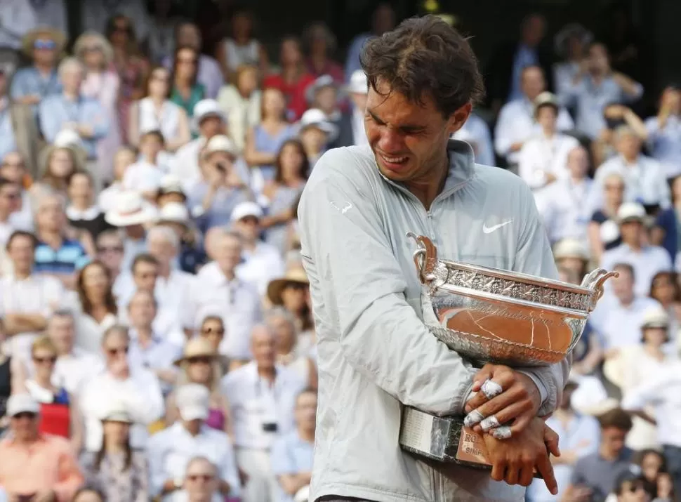 ESTA ES MÍA. Rafael Nadal se abraza a una copa que conoce muy bien. El español la ganó por novena vez en su carrera. 