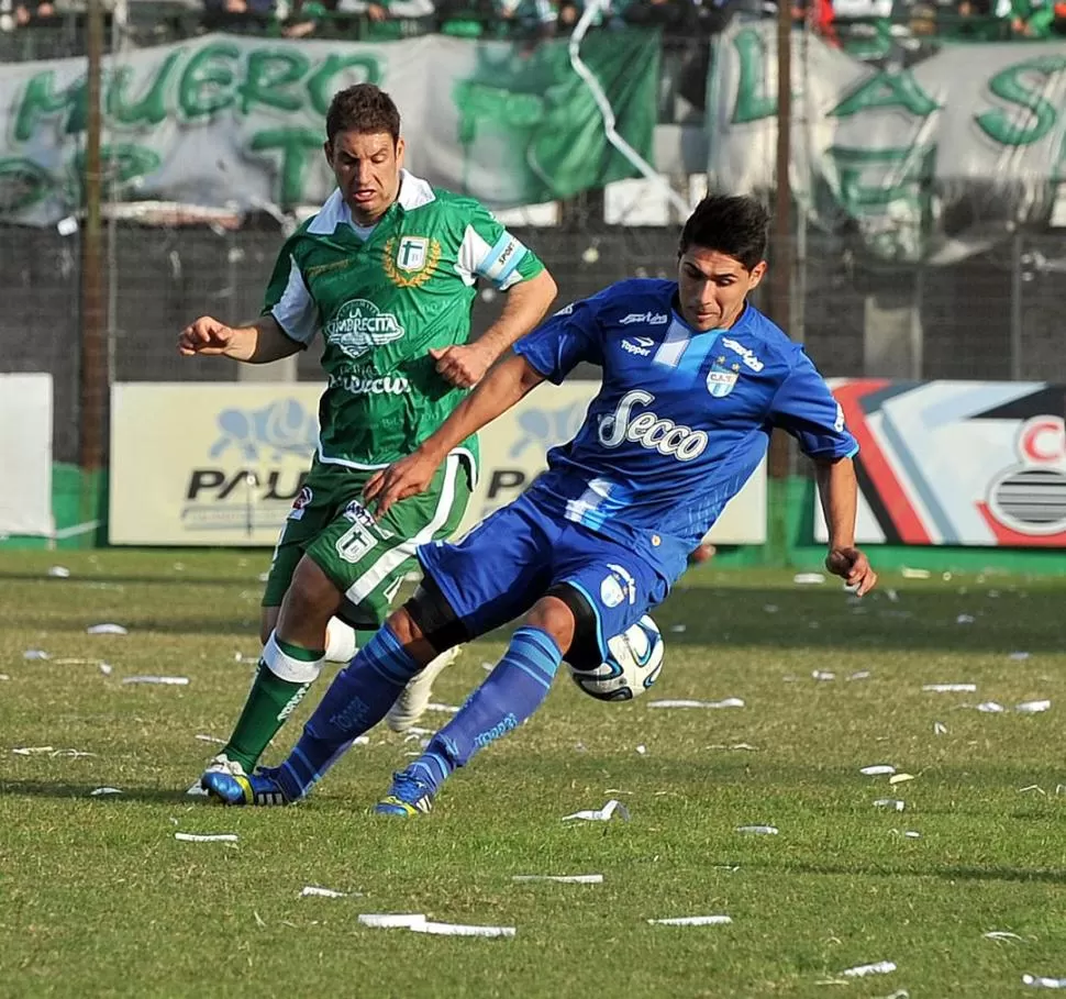 A PISAR EL FRENO. David Valdez, de muy buen partido ayer, pierde de vista el balón ante el asedio de un rival de Sportivo. 