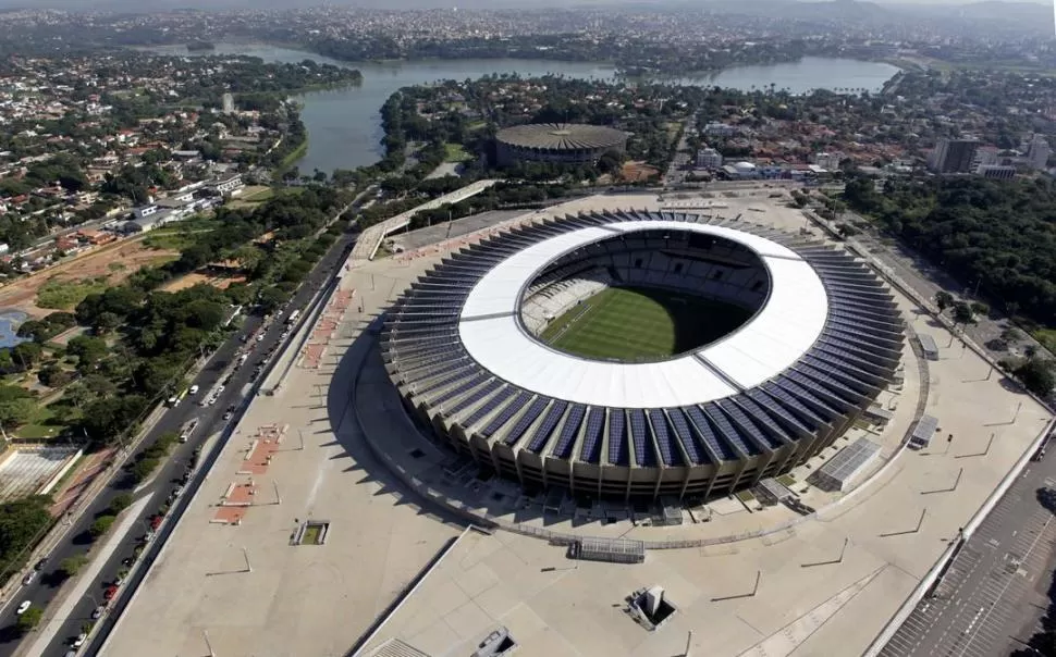 EL ESTADIO QUE FALTA. El Mineirao de Belo Horizonte es el emblema de una ciudad bien futbolera, como Tucumán. Los frondosos árboles que lo rodean son otro símbolo que le dan el toque distintivo al lugar. 