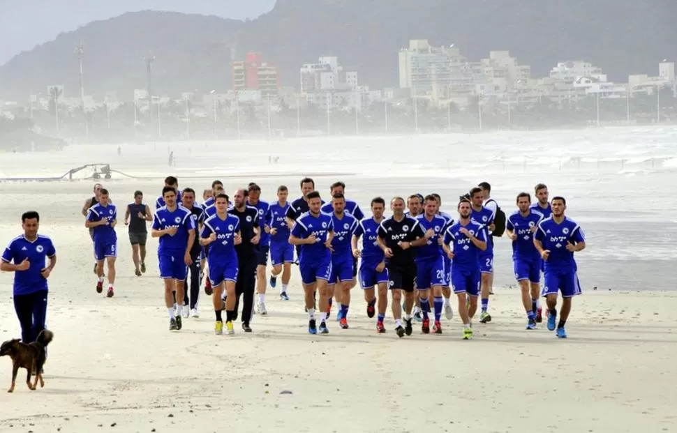 HERMOSO LUGAR DE ENTRENAMIENTO. El plantel de Bosnia ensaya en las playas de Guarujá en los días previos al debut. 