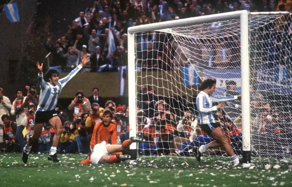 PUSO TODO. Mario Kempes dejó en el piso a dos holandeses y mandó el balón al fondo del arco rival. Argentina venció 3-1. 