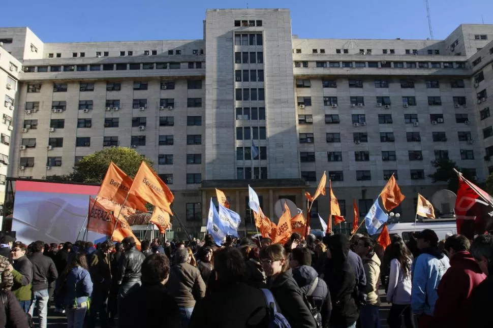 APOYO DE MILITANTES. Cuando el vicepresidente Boudou llegó a los Tribunales, fue acompañado por una ruidosa manifestación, que luego se disgregó. dyn