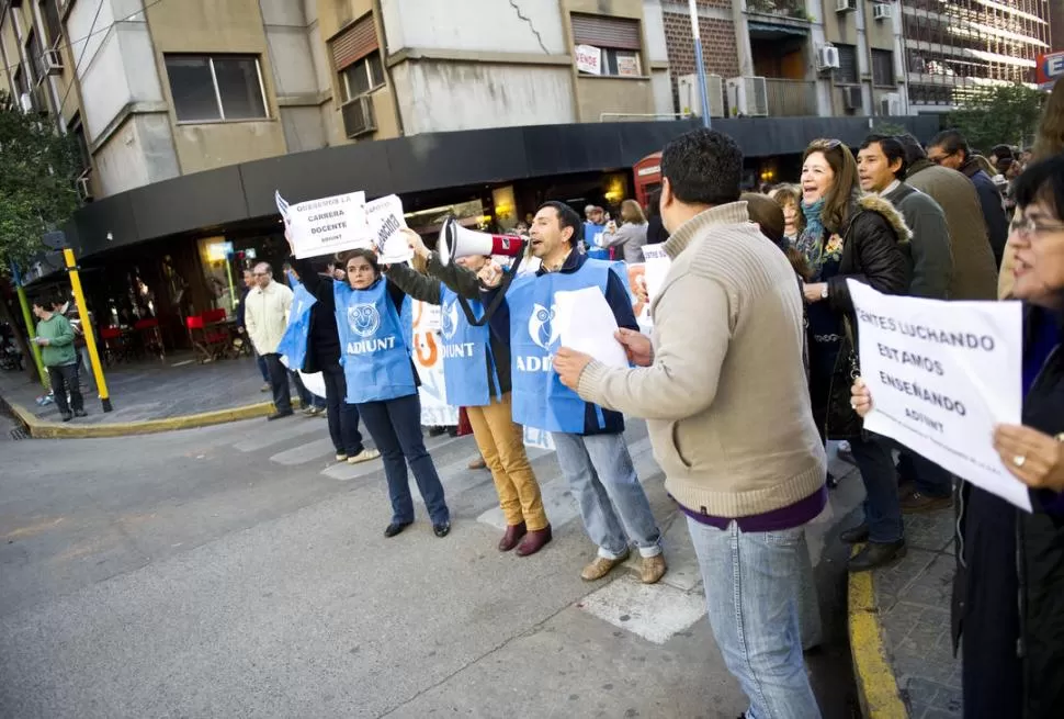 PROTESTA. Bases y dirigentes de Adiunt interrumpieron el tránsito vehicular en la esquina de Mendoza y Laprida, cerca de la escuelas de Bellas Artes. la gaceta / foto de jorge olmos sgrosso