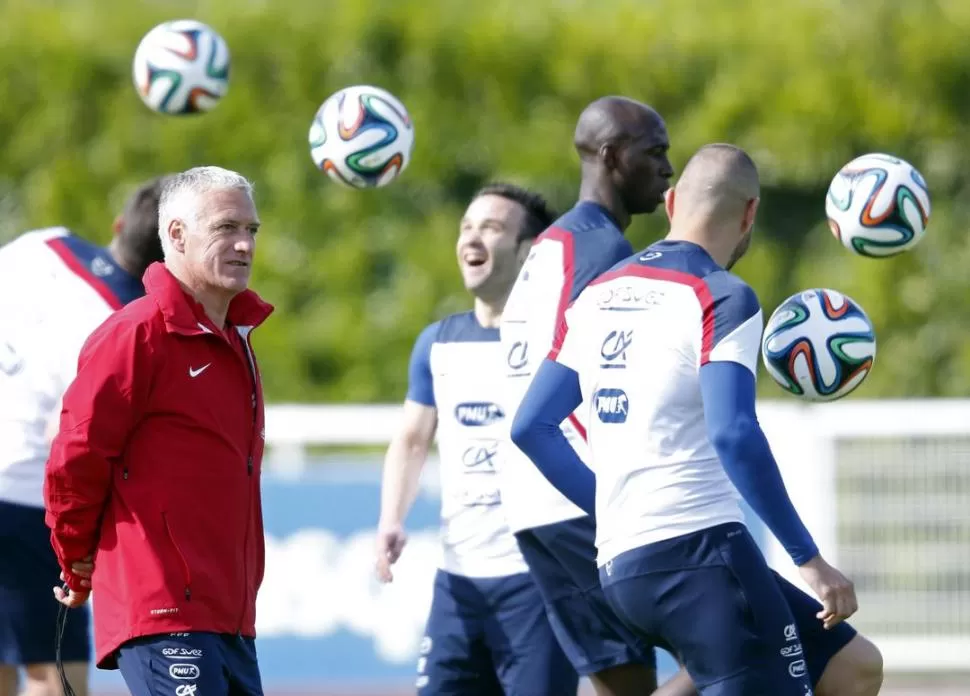 SIEMPRE ATENTO. Didier Deschamps supervisa la práctica de los franceses. 