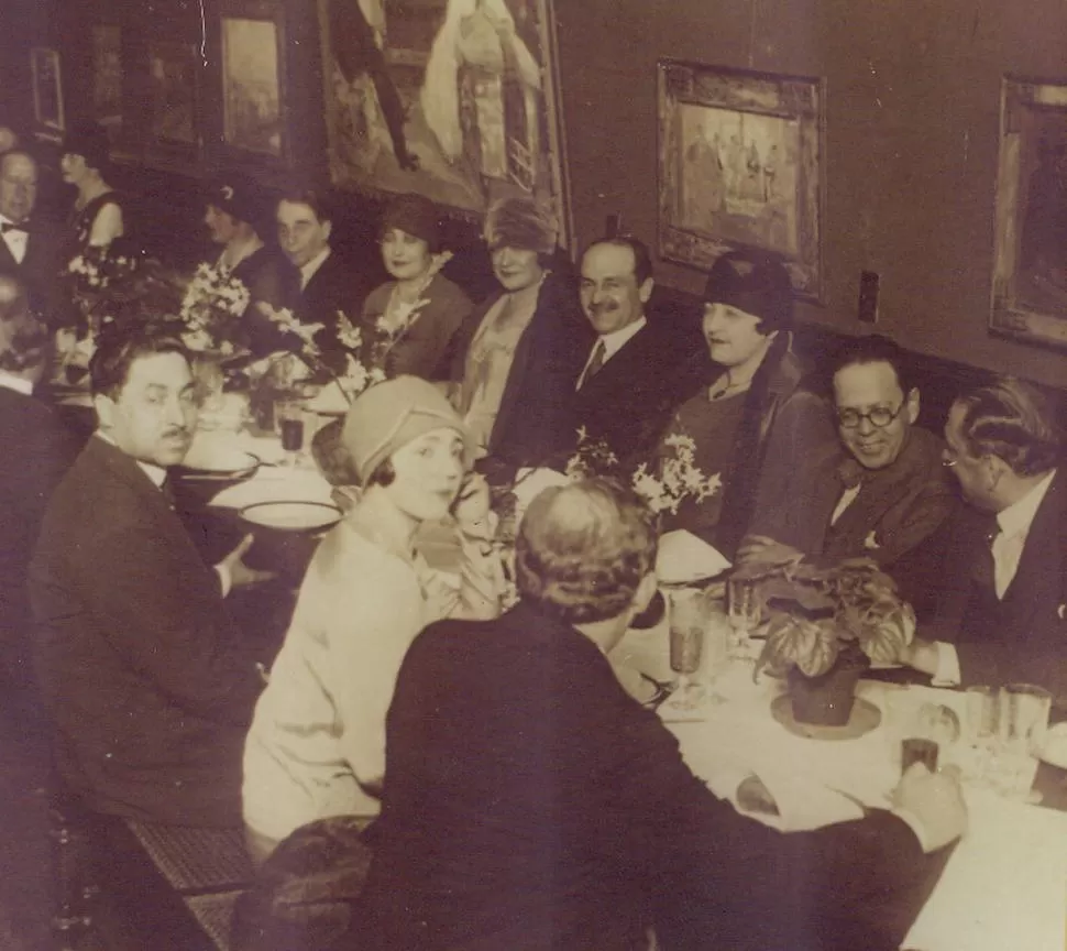 JUAN B. TERÁN. Sobre la derecha, al centro, aparece en Buenos Aires, con literatos de la peña del café Tortoni.  la gaceta / archivo