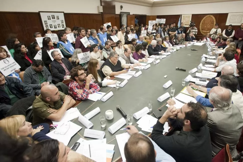 PROTESTA. Los docentes movilizaron a la primera sesión del nuevo Superior. la gaceta / foto de diego aráoz