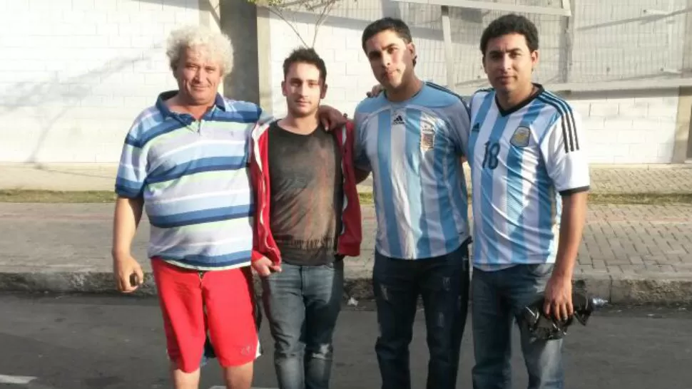 ALIENTO ETERNO. Los López (izquierda) junto a los Fernández (derecha), en Brasil. LA GACETA / FOTO DE GUILLERMO MONTI