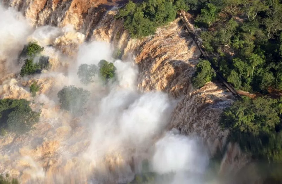 LA GARGANTA DEL DIABLO ENGULLE AGUA ROJA. La vehemencia de las corrientes, así como su color, delatan los suelos lavados por el desmonte.  reuters 