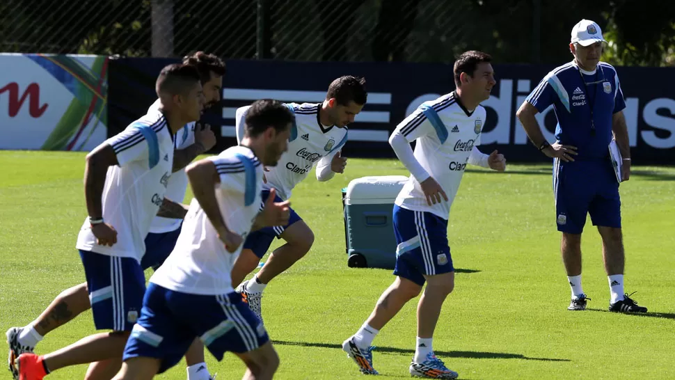 PALPITANDO EL DEBUT. El DT argentino podría sorprender con un cambio de táctica para enfrentar a los bosnios. DYN