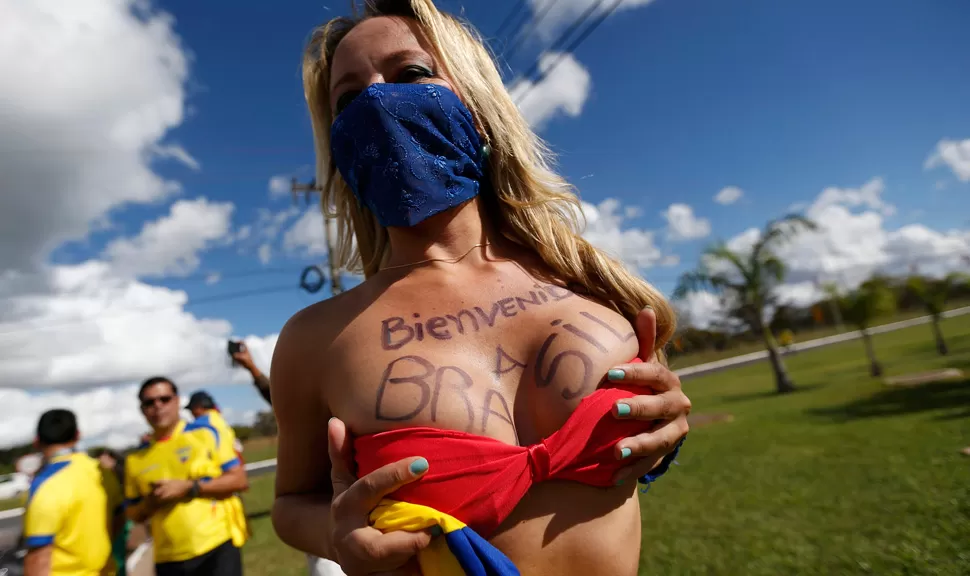 TODO POR BRASIL. Una hincha se animó a más y dio una particular bienvenida a los fanáticos mundialistas. REUTERS