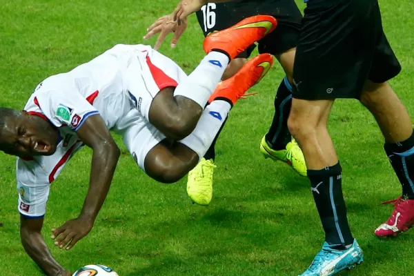 El patadón de Pereira a Campbell