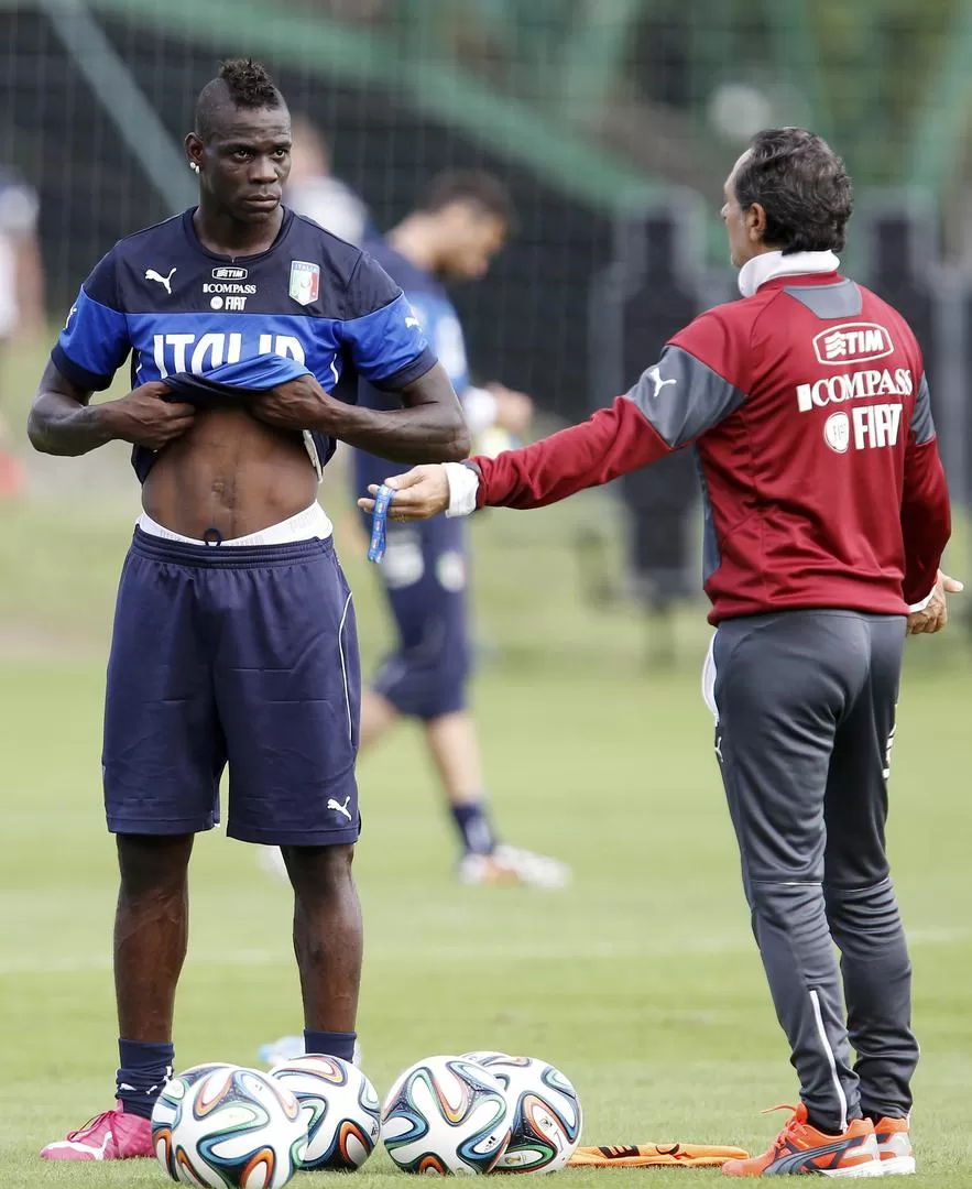 CONFÍA EN EL “NENE”. Prandelli sabe que Balottelli es su principal carta de gol. reuters