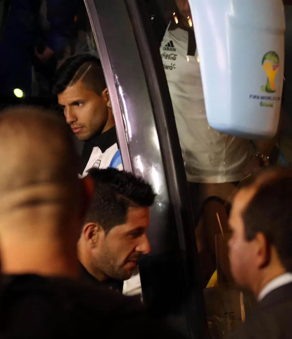 FIJA. Agüero baja del micro que llevó a la Selección desde el aeropuerto de Río de Janeiro a la concentración en el barrio de Leblon. “Kun” tiene su lugar en la delantera. 