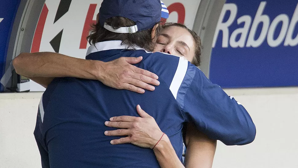 EMOCION. Retegui y Aymar se abrazan. Fue el último partido de ambos con el seleccionado. FOTO REUTERS.