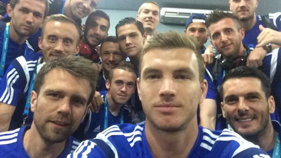 SELFIE. Edin Zdeko y una foto con sus compañeros. FOTO DE DYN. 