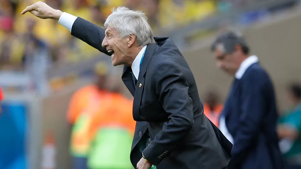 RESPALDADO. Pekerman agradeció el masivo apoyo de los colombianos en el debut. REUTERS