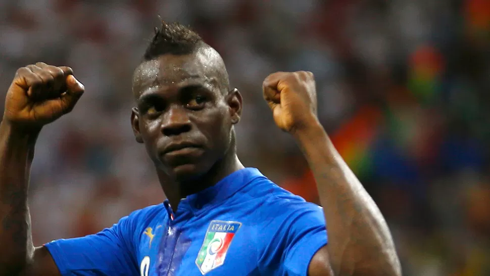 SÚPER MARIO. Balotelli marcó de cabeza para darle la victoria parcial a Italia. REUTERS