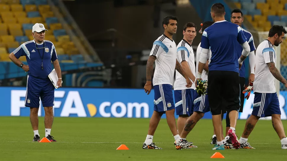 ÚLTIMOS AJUSTES. Sabella comanda el reconocimiento del campo de juego del Maracaná. DYN