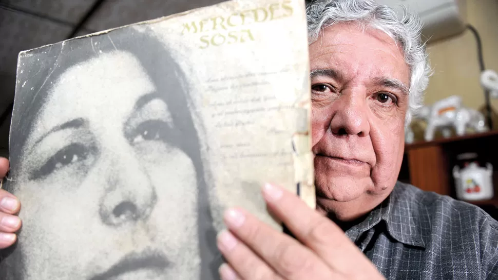 EL LEGADO DE CHICHÍ Y LA NEGRA. Adolfo Aguirre conserva con orgullo el disco original en el que se grabó la zamba que cuenta su historia. LA GACETA/ FOTO DE FRANCO VERA
