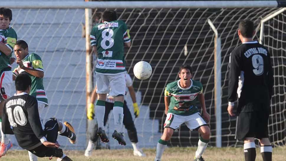 ANUAL LIGUISTA. Central Norte y luchan por la pelota. LA GACETA/ FOTO DE FRANCO VERA