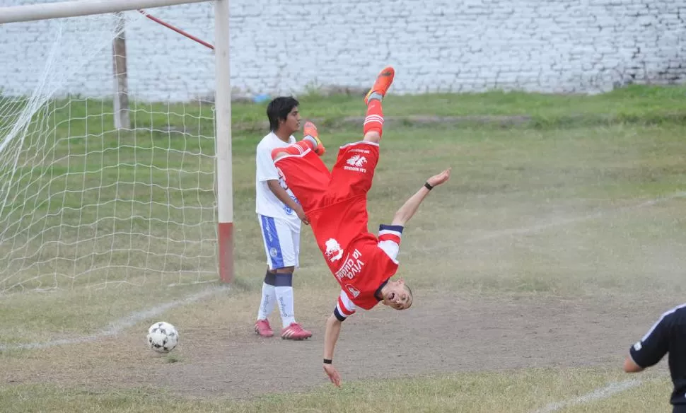 ACRÓBATA. Gonzalo Masmud celebra el segundo gol de Tucumán Central. LA GACETA / FOTO DE HÉCTOR PERALTA