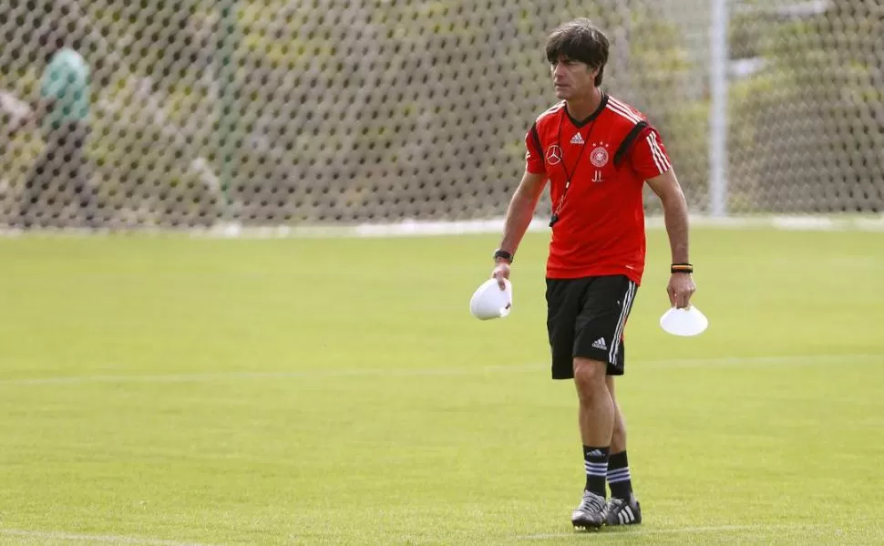 PRECAVIDO. El técnico alemán Joachim Löw está en todos los detalles. 